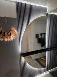 Huoneen valaistus ja tilantuntu: Miten peilin sijoittelu vaikuttaa asunnon ilmeeseen?